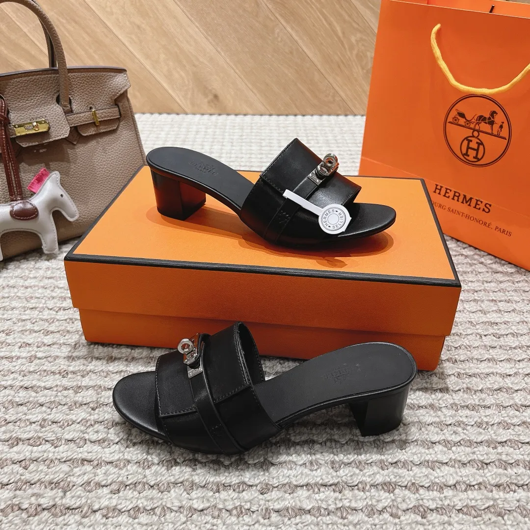 👟👟Ex-factory price 540👟👟 High version of the 2024 spring and summer new HERMES Hermès counter new style. The wedge-heeled Erjiu sandals and slippers, which have been extremely popular recently, are paired with various colorful socks. They are very trendy. Upper: cowhide. Outsole: technological imitation wood sole. Heel height: about 7cm. Size: Female 35-41 (40/41 non-refundable and non-exchangeable)
